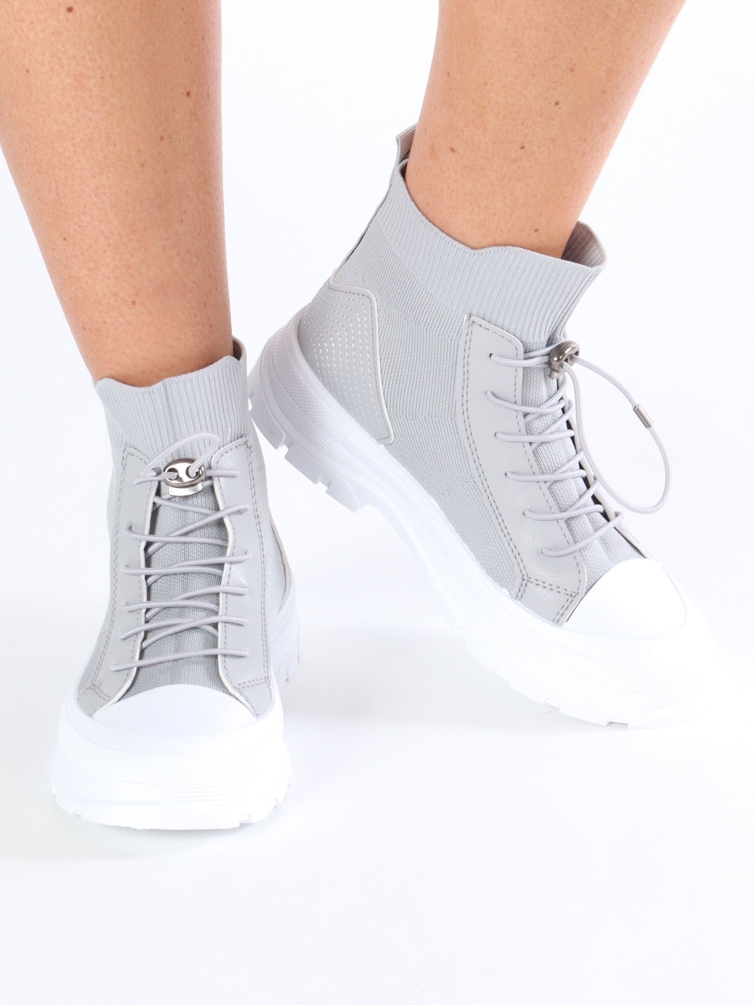 Darcy - Armégrön klänning med blomstermotiv i lagerform